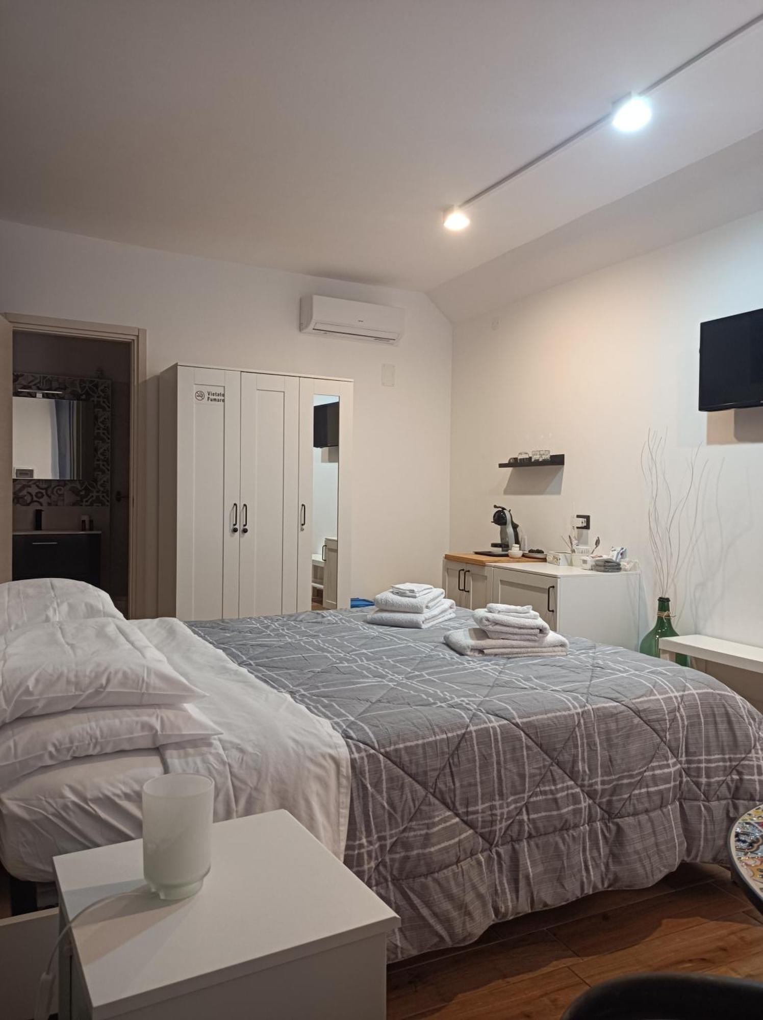 La Jacaranda Rooms Taormina Quarto foto